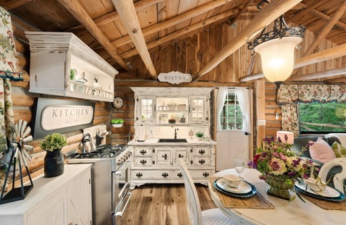 Rudy Cabin | Relax at The Pampered Peacock – Charming Cabin Surrounded by Nature