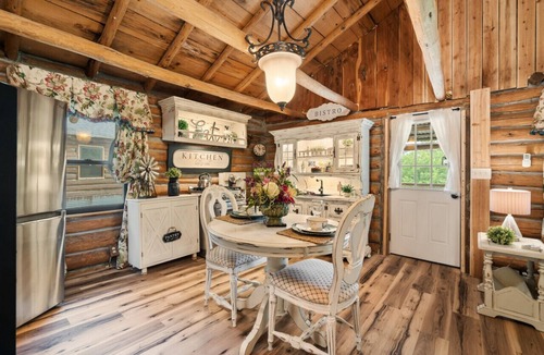 Rudy Cabin | Relax at The Pampered Peacock – Charming Cabin Surrounded by Nature