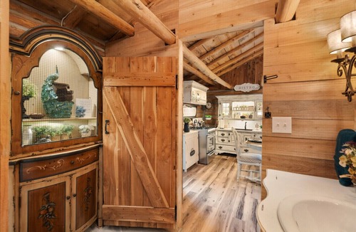 Rudy Cabin | Relax at The Pampered Peacock – Charming Cabin Surrounded by Nature