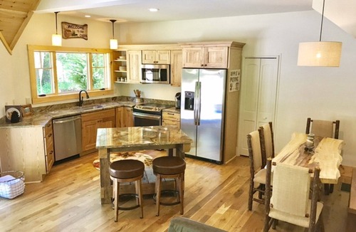 Hendersonville Cabin | Relax at This Spacious Cabin Retreat Hot Tub Fireplace Firepit