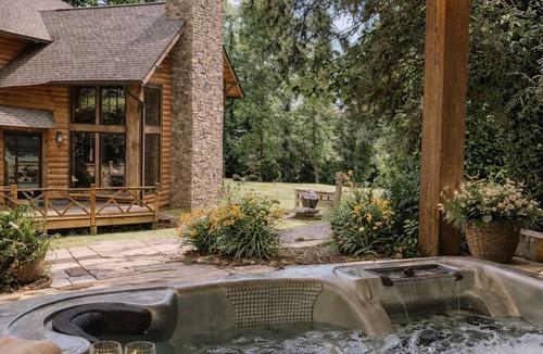 Hendersonville Cabin | Relax at This Spacious Cabin Retreat Hot Tub Fireplace Firepit