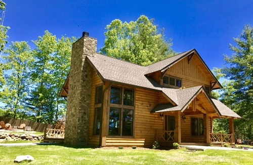 Hendersonville Cabin | Relax at This Spacious Cabin Retreat Hot Tub Fireplace Firepit