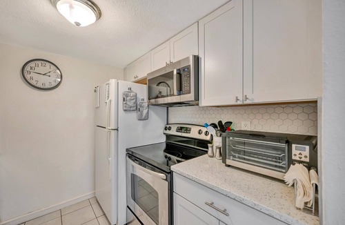 Bayview Condo | Relax Beachside! Tropical Resort Amenities 1B1B