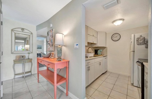 Bayview Condo | Relax Beachside! Tropical Resort Amenities 1B1B