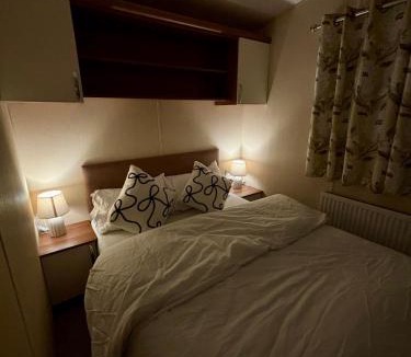 Leysdown-on-Sea Resort | Relax By The Coast - Spacious 6-sleeper Caravan