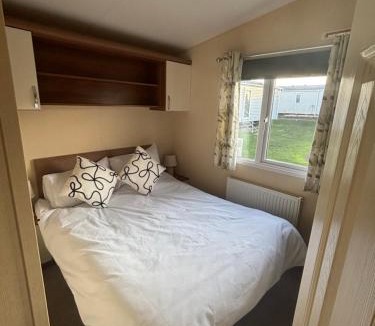 Leysdown-on-Sea Resort | Relax By The Coast - Spacious 6-sleeper Caravan