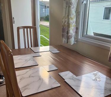 Leysdown-on-Sea Resort | Relax By The Coast - Spacious 6-sleeper Caravan