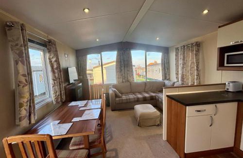 Leysdown-on-Sea Resort | Relax By The Coast - Spacious 6-sleeper Caravan