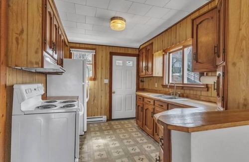 Charlton Cottage | Relax by the Lake - Cozy Lakefront Retreat with Scenic Views