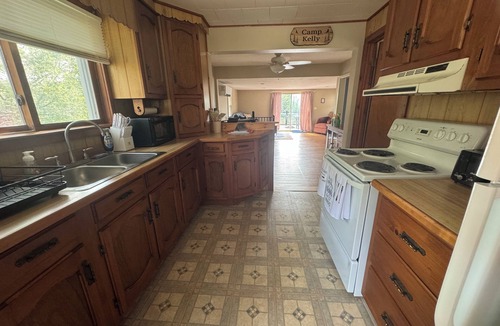 Charlton Cottage | Relax by the Lake - Cozy Lakefront Retreat with Scenic Views