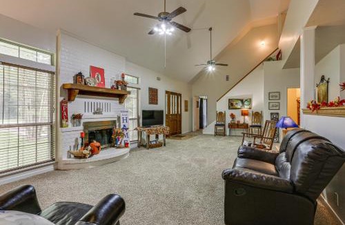 Hillister House | Relax By the Lake: Quiet East Texas Retreat