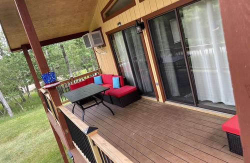Greentown House | Relax by the lake