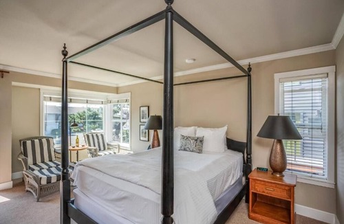 Downtown Cannon Beach Hotel | Relax by the Sea with Haystack Rock Just a Short Stroll Away! Ktichenette