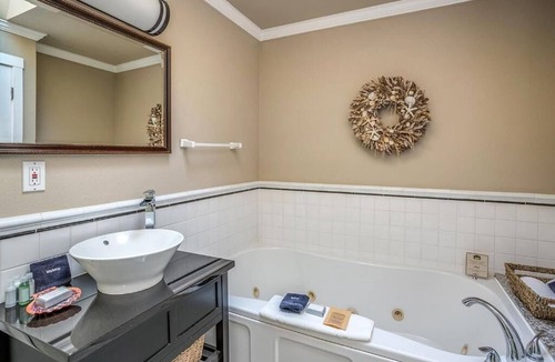 Downtown Cannon Beach Hotel | Relax by the Sea with Haystack Rock Just a Short Stroll Away! Ktichenette