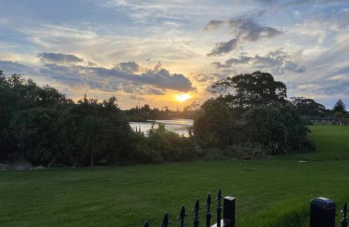 Otahuhu House | Relax by the Tamaki River