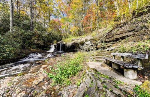 Marietta House | Relax Creekside: Forest-View Gem in Marietta!