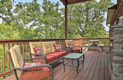 Reeds Spring House | Relax Fireside Family-Friendly Branson West Cabin