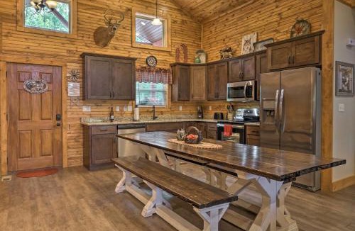 Reeds Spring House | Relax Fireside Family-Friendly Branson West Cabin