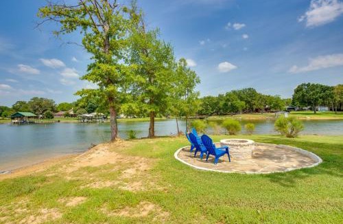 Malakoff House | Relax Fireside! Waterfront Family Home in Malakoff