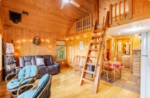 Amherst Cabin | RELAX - HOT TUB & GORGEOUS MOUNTAIN VIEWS