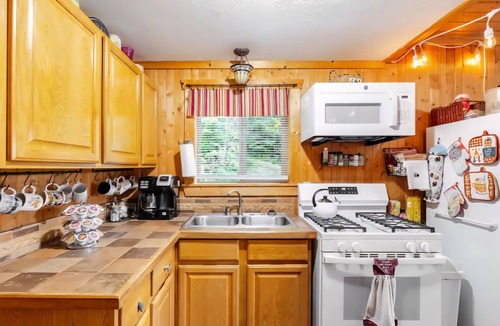 Amherst Cabin | RELAX - HOT TUB & GORGEOUS MOUNTAIN VIEWS