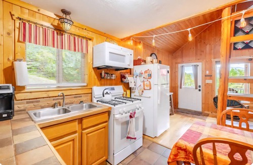 Amherst Cabin | RELAX - HOT TUB & GORGEOUS MOUNTAIN VIEWS