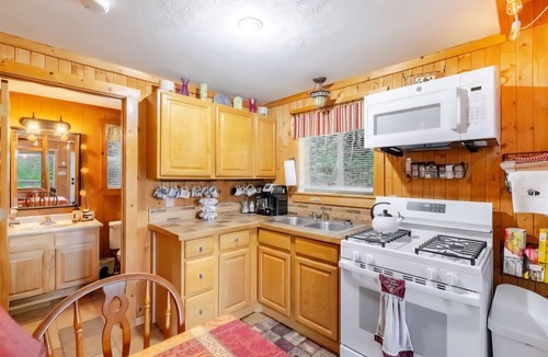 Amherst Cabin | RELAX - HOT TUB & GORGEOUS MOUNTAIN VIEWS