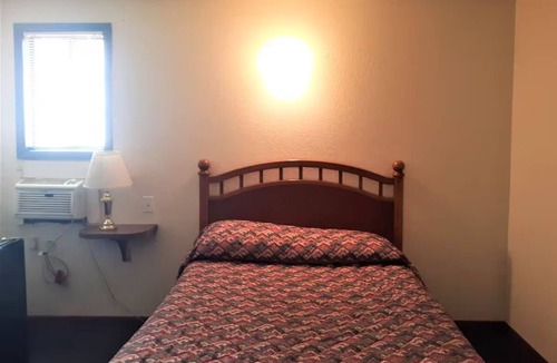 Cheyenne Wells Hotel | Relax in 3 Full Bed Room Near Attractions + Ideal Eastern CO Location