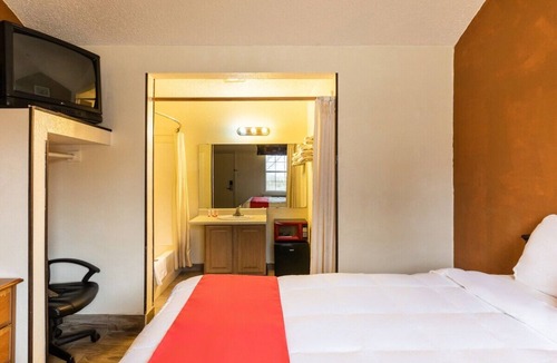 Decatur Hotel | Relax in a Clean Budget Room Close to Local Shops & Restaurants in Decatur