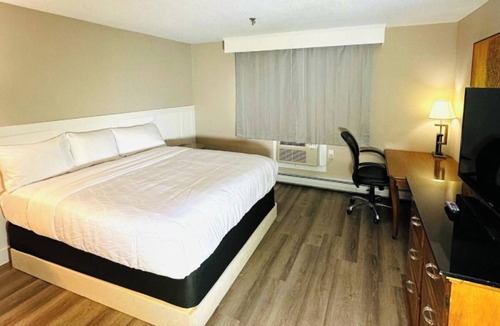 Presque Isle Hotel | Relax in a Comfortable King Room Close to Northern Maine Attractions