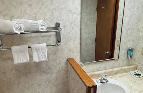 Presque Isle Hotel | Relax in a Comfortable King Room Close to Northern Maine Attractions