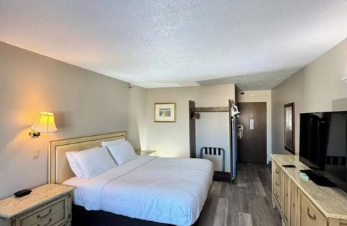 Presque Isle Hotel | Relax in a Comfortable King Room Close to Northern Maine Attractions