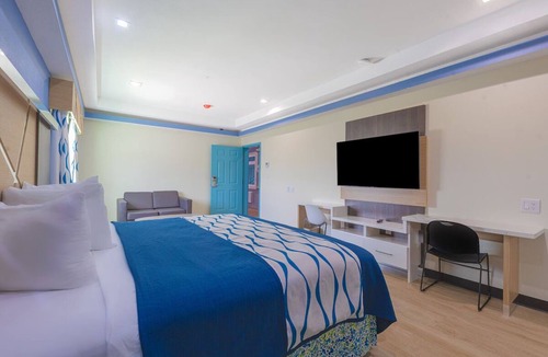 George Bush Park/Eldridge Hotel | Relax in a King-Bed Room with Kitchen Near Waterwall Park & Constellation Field