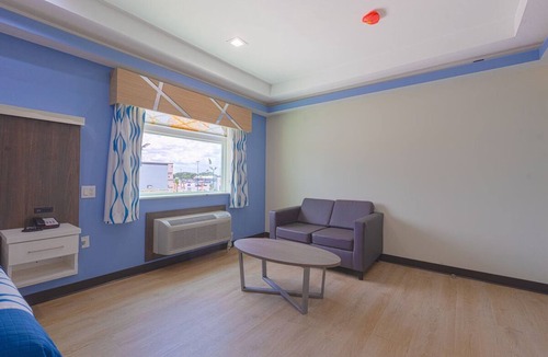 George Bush Park/Eldridge Hotel | Relax in a King-Bed Room with Kitchen Near Waterwall Park & Constellation Field