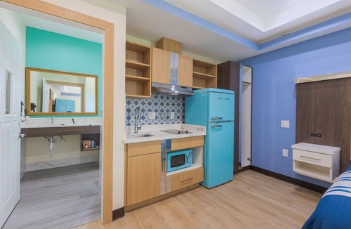 George Bush Park/Eldridge Hotel | Relax in a King-Bed Room with Kitchen Near Waterwall Park & Constellation Field
