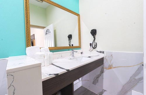 George Bush Park/Eldridge Hotel | Relax in a King-Bed Room with Kitchen Near Waterwall Park & Constellation Field