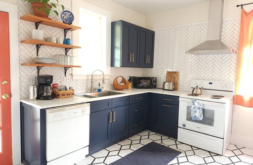 England Cottage | Relax in a Pecan Orchard with Starlink Internet 15 min. from Airport