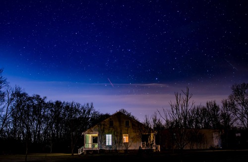 England Cottage | Relax in a Pecan Orchard with Starlink Internet 15 min. from Airport