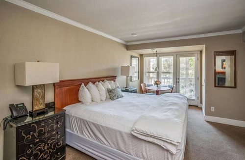 Downtown Cannon Beach Hotel | Relax in Charming Room Steps from Haystack Rock! Free Parking