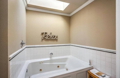 Downtown Cannon Beach Hotel | Relax in Charming Room Steps from Haystack Rock! Free Parking