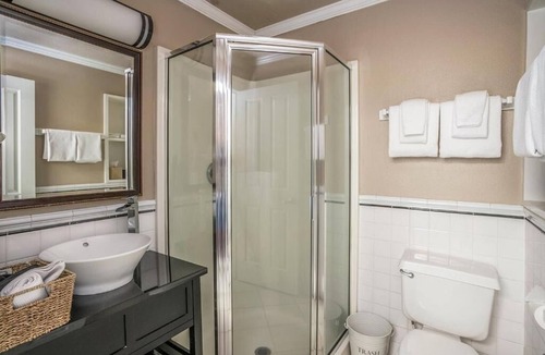 Downtown Cannon Beach Hotel | Relax in Charming Room Steps from Haystack Rock! Free Parking