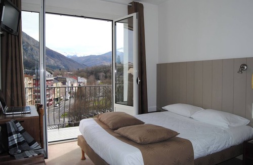 Lourdes Hotel | Relax in Comfort, Pet-Friendly Rooms with Parking and Easy Access to Attractions