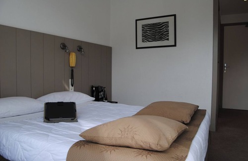 Lourdes Hotel | Relax in Comfort, Pet-Friendly Rooms with Parking and Easy Access to Attractions
