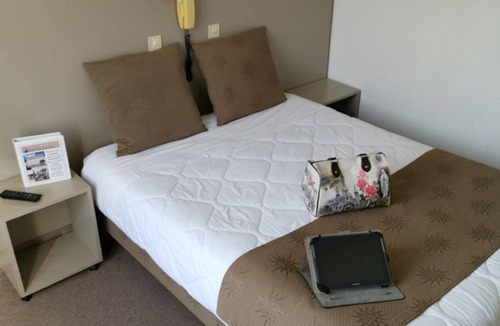 Lourdes Hotel | Relax in Comfort, Pet-Friendly Rooms with Parking and Easy Access to Attractions