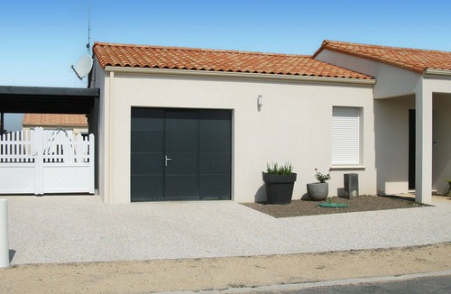 Sainte-Gemme-la-Plaine House | Relax in this small holiday home with swimming pool.