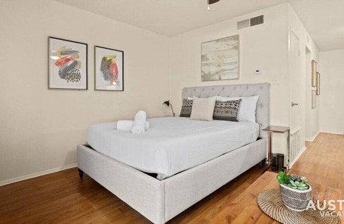 Hyde Park Apartment | Relax in Hyde Park! Parking + Great Location + Tub