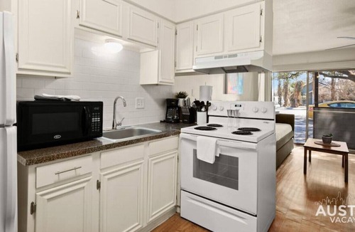 Hyde Park Apartment | Relax in Hyde Park! Parking + Great Location + Tub