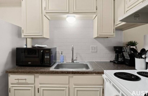 Hyde Park Apartment | Relax in Hyde Park! Parking + Great Location + Tub