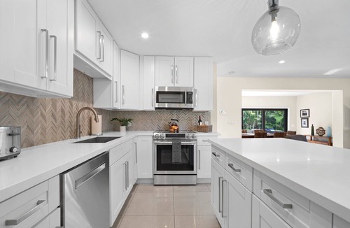 Central Corals House | Relax in Luxury - 3 Bed, 2 Bath Oasis with Pool