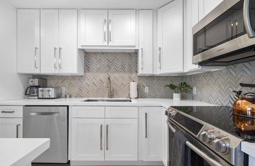 Central Corals House | Relax in Luxury - 3 Bed, 2 Bath Oasis with Pool